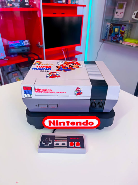 NES Konsole im Super Mario Bros. Design