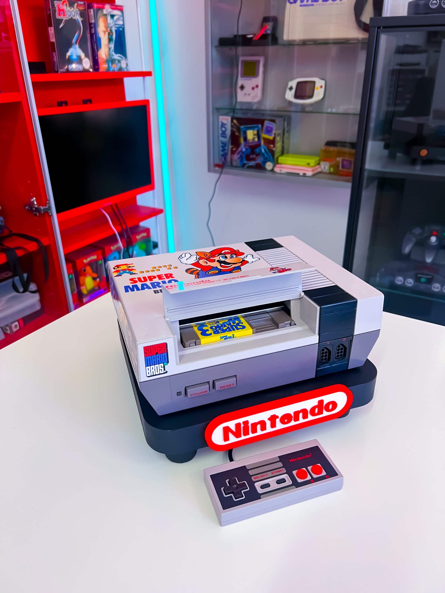 NES Konsole im Super Mario Bros. Design