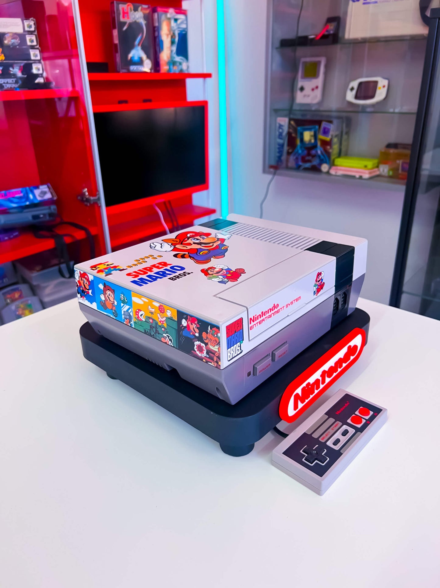 NES Konsole im Super Mario Bros. Design