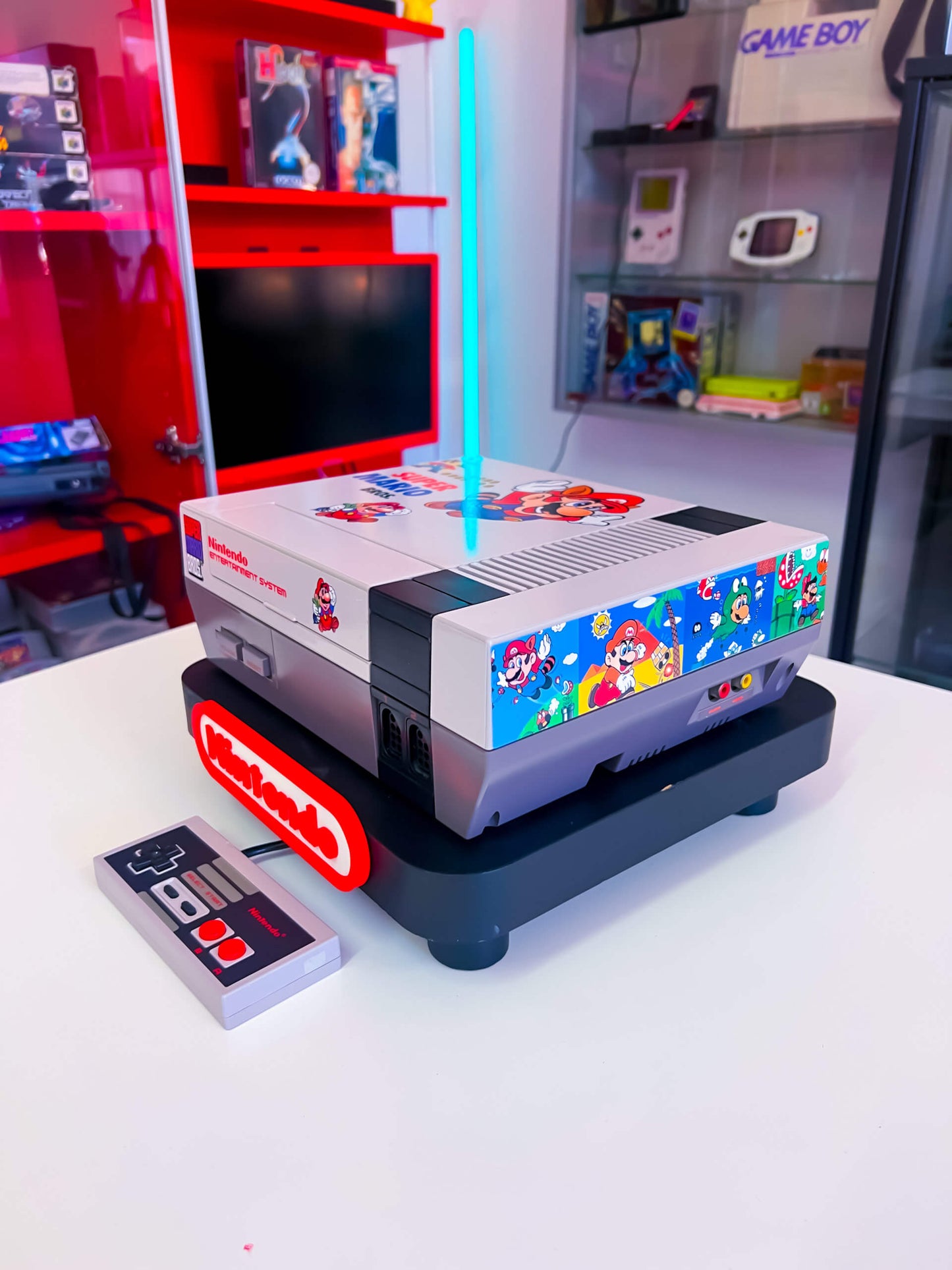 NES Konsole im Super Mario Bros. Design